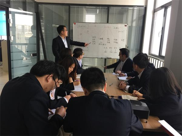 遼聯電商沈陽運營中心經理金帥為大家講解企業文化精神.jpg 遼聯電商沈陽運營中心經理金帥為大家講解企業文化精神.jpg