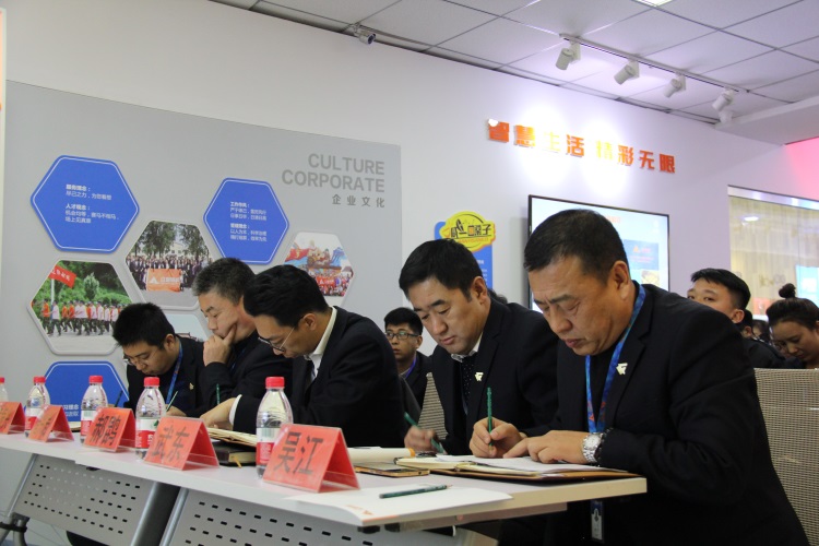 評委現場打分.jpg 評委現場打分.jpg