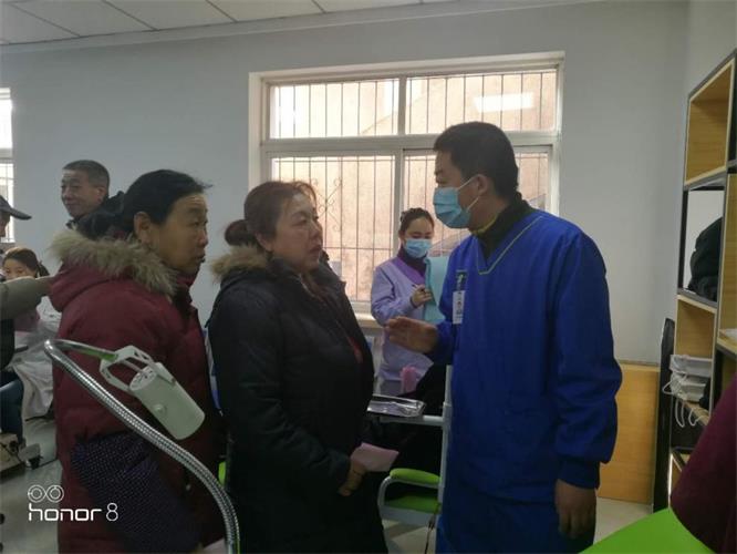 醫生為居民提供建議指導.jpg 醫生為居民提供建議指導.jpg