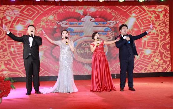 主持人王浩、吳暢、程倩、鄒牧達演唱開場歌曲《開門紅》.jpg 主持人王浩、吳暢、程倩、鄒牧達演唱開場歌曲《開門紅》.jpg