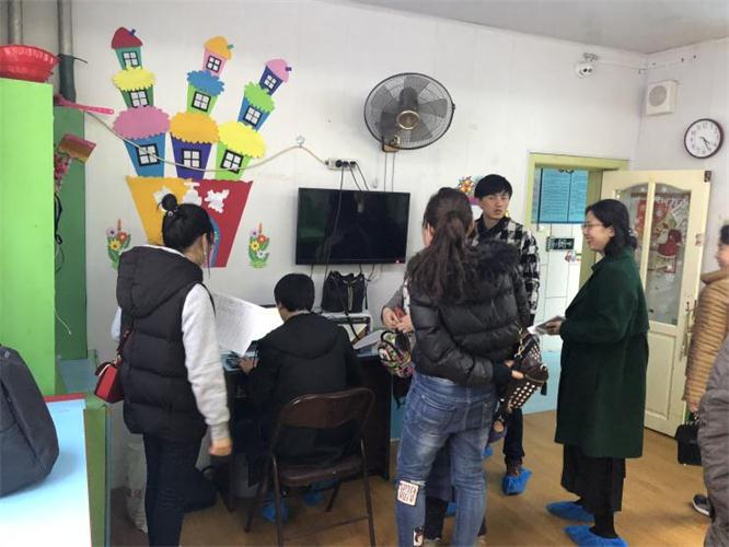 現(xiàn)場(chǎng)開(kāi)卡.jpg 現(xiàn)場(chǎng)開(kāi)卡.jpg