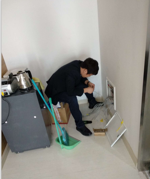 李洋同事為大家安裝新辦公區網線.png 李洋同事為大家安裝新辦公區網線.png