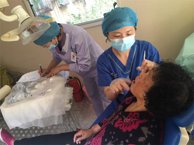 慶連口腔為居民進行檢查.jpg 慶連口腔為居民進行檢查.jpg