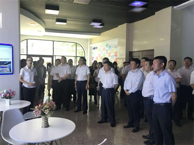 領導們在認真聽孵化基地的簡介.jpg 領導們在認真聽孵化基地的簡介.jpg