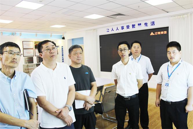 何長軍局長一行對財源大數(shù)據(jù)項目進行了解.jpg 何長軍局長一行對財源大數(shù)據(jù)項目進行了解.jpg