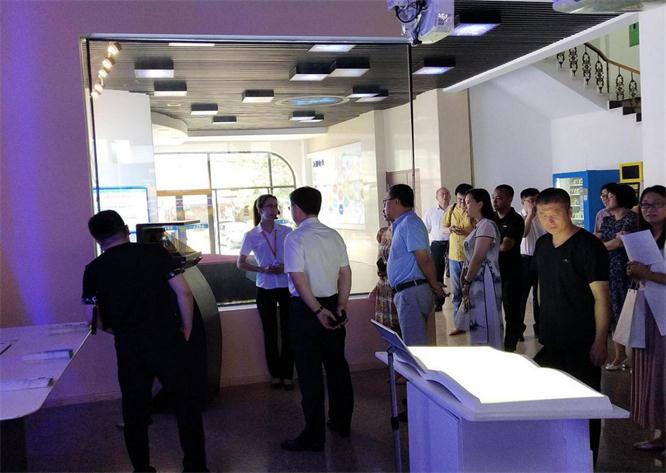 領(lǐng)導(dǎo)參觀智能家居、全息技術(shù).jpg 領(lǐng)導(dǎo)參觀智能家居、全息技術(shù).jpg