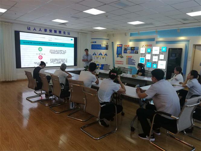 講師和企業(yè)老板之間的互動環(huán)節(jié).jpg 講師和企業(yè)老板之間的互動環(huán)節(jié).jpg