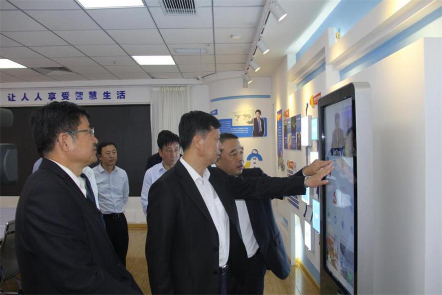 市長王一兵蒞臨遼聯(lián)電商指導(dǎo).jpg 市長王一兵蒞臨遼聯(lián)電商指導(dǎo).jpg