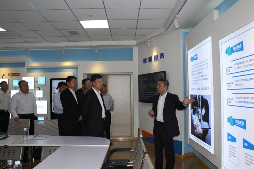 遼陽市市長王一兵蒞臨遼聯(lián)電商調(diào)研.jpg 遼陽市市長王一兵蒞臨遼聯(lián)電商調(diào)研.jpg