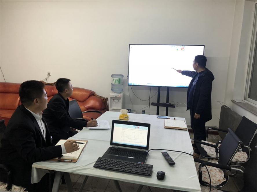 集團CTO侯振興講解數(shù)據(jù).jpg 集團CTO侯振興講解數(shù)據(jù).jpg