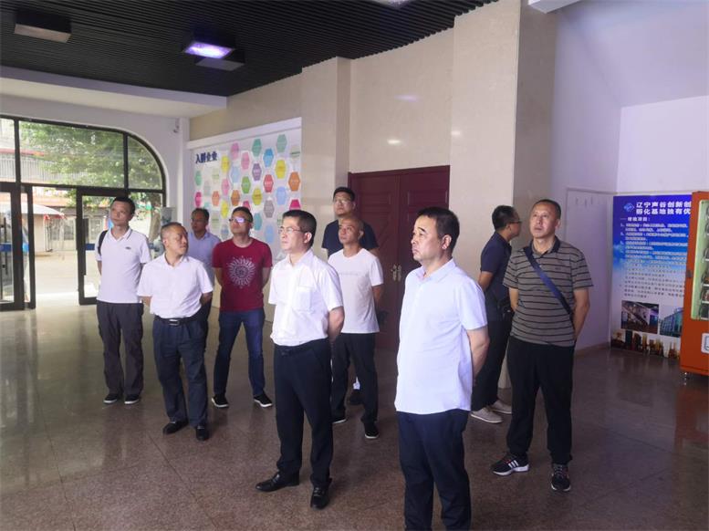常務副縣長王蘇龍一行參觀遼聯服務外包公司.jpg 常務副縣長王蘇龍一行參觀遼聯服務外包公司.jpg