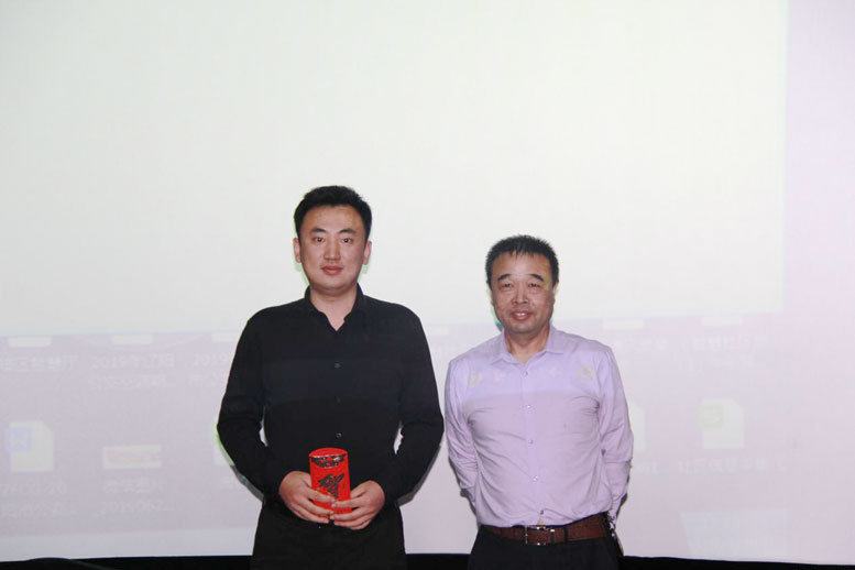 董事長為遼聯數據北京公司頒獎.jpg 董事長為遼聯數據北京公司頒獎.jpg