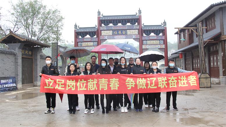 在白乙化電影影視基地合影留念.jpg 在白乙化電影影視基地合影留念.jpg