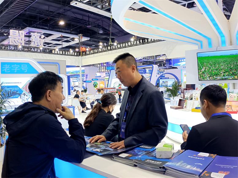 企業以及媒體到遼聯信息展區洽談2.jpg 企業以及媒體到遼聯信息展區洽談2.jpg