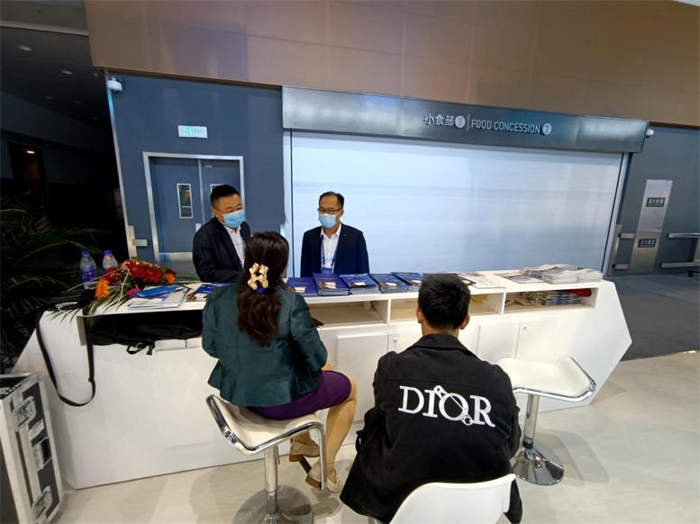 企業以及媒體到遼聯信息展區洽談.jpg 企業以及媒體到遼聯信息展區洽談.jpg